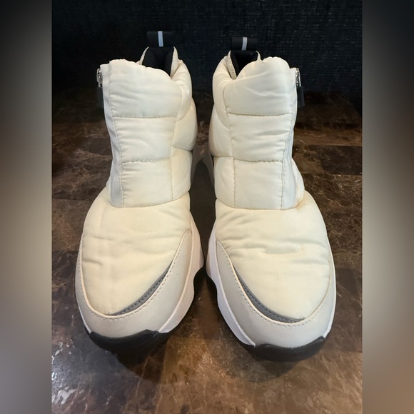 Sorel. KINETIC™ Impact Women's Puffy Zip Waterproof Boot. Chalk/Black. Size 7. - Picture 12 of 15